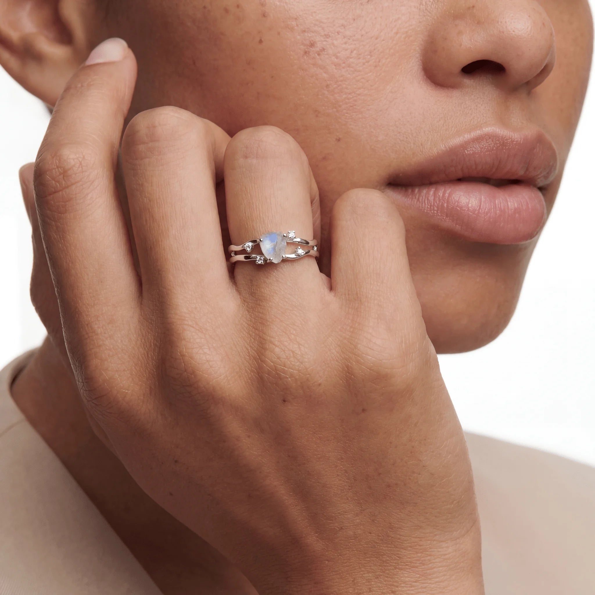 Bague en cristal brut de pierre de lune avec moissanites